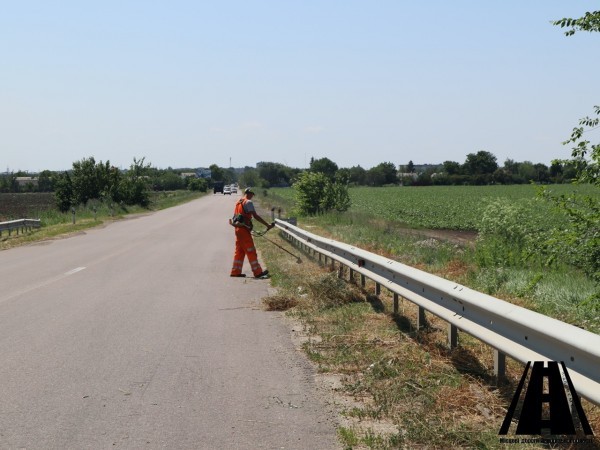 У Запорізькому районі триває поточний ремонт доріг та покіс